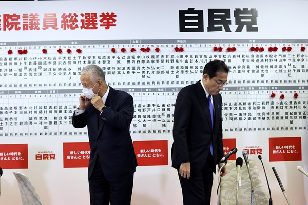 일본 총리이자 자민당 총재인 기시다 후미오(사진 오른쪽)와 자민당 간사장인 아마리 아키라(왼쪽)가 지난 10월 31일 도쿄 자민당사에서 열린 총선 후 기자회견에 참석했다. 

