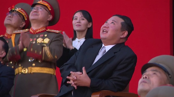북한이 지난 10월 11일 평양 3대혁명 전시관에서 국방발전전람회를 개최했다고 조선중앙TV가 10월 12일 보도했다. 전람회에 참관한 김정은 당 총비서 뒤로 김여정 노동당 부부장이 박수를 치고 있다.
