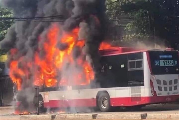 10월 31일 양곤 질몌인타인 지역 버스 1대 화재.