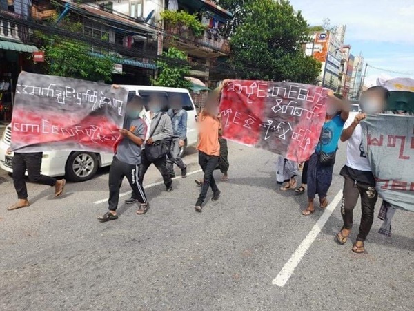 31일 양곤 마양꽁 시에서 청소년들의 반독재시위
