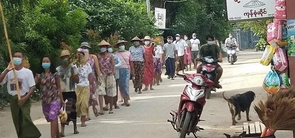 31일 사가잉주 사린질 시 예인마핀 마을에서 반독재시위