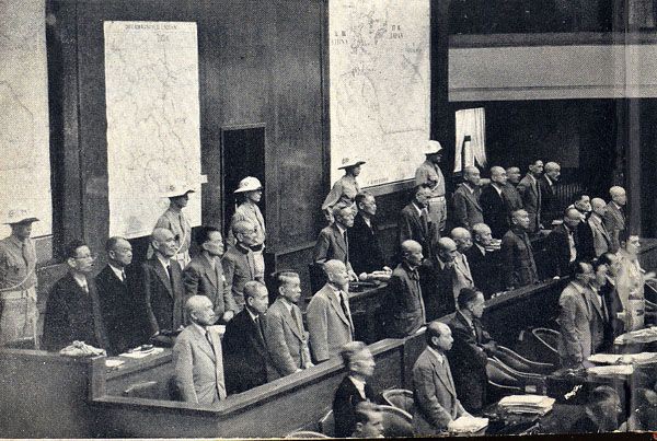 1948년 11월, 도조 히데키 전 총리를 비롯한 6명의 육군관계자와 1명의 문관이 사형을 선고받았다. 해군 인사 중 사형을 선고받은 이는 없었다.