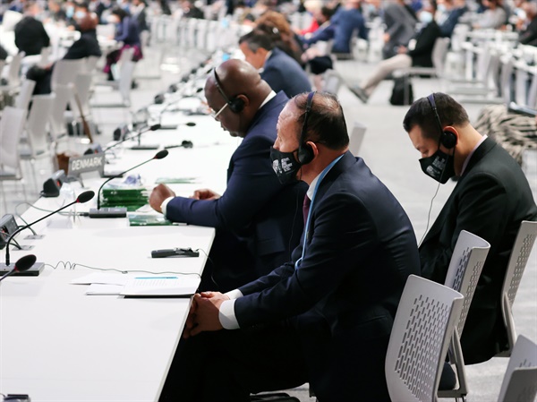 최일 주영 북한대사가 1일(현지시각) 영국 글래스고 스코틀랜드 이벤트 캠퍼스(SEC)에서 열린 제26차 유엔 기후변화협약 당사국총회(COP26)에서 문재인 대통령의 기조연설을 듣고 있다.