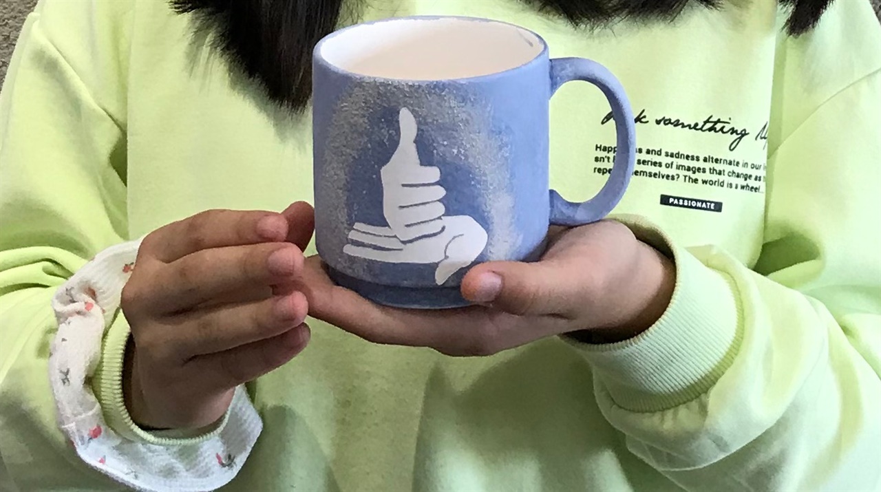 경기꿈의학교 ‘경이로운 굿즈 공방’ 학생들이 의료진들에게 감사와 응원의 마음을 담은 덕분에 챌린지 머그컵을 제작하여 이천시보건소에 전달했다. 