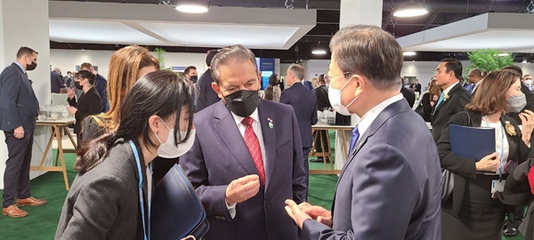문재인 대통령이 지난 1일 영국 글래스고 스코틀랜드 이벤트 캠퍼스(SEC)에서 열린 제26차 유엔기후변화협약 당사국총회(COP26)에 참석중 정상라운지에서 라우렌티노 코르티소 파나마 대통령과 대화하고 있다.