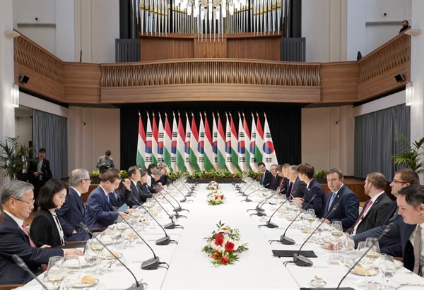 헝가리를 국빈 방문 중인 문재인 대통령이 3일(현지시간) 오르반 빅토르 헝가리 총리와 오찬에 앞서 총리실에서 환담하고 있다.