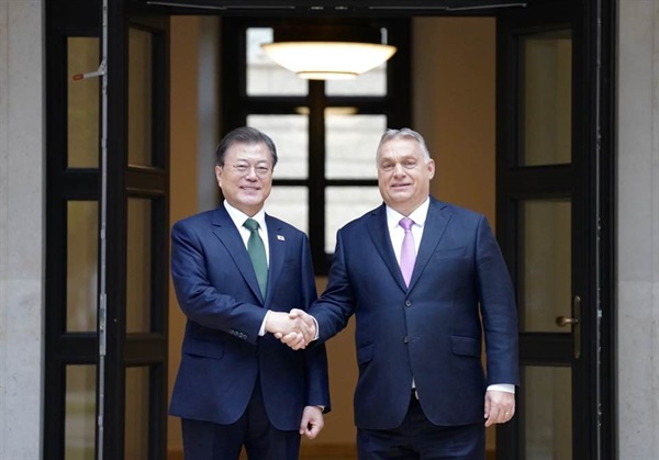 문재인 대통령이 3일(현지시간) 헝가리 부다페스트 총리실을 방문, 오르반 빅토르 헝가리 총리와 악수하고 있다.
