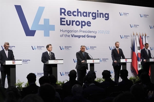 헝가리를 국빈 방문 중인 문재인 대통령이 4일(현지시간) 부다페스트 바르케르트 바자르 기자회견장에서 열린 한-비세그라드 그룹(V4.헝가리·폴란드·체코·슬로바키아) 공동 언론 발표에 참석하고 있다. 왼쪽부터 안드레이 바비시 체코 총리, 문재인 대통령, 빅토르 오르반 헝가리 총리, 에두아르트 헤게르 슬로바키아 총리, 마테우시 모라비에츠키 폴란드 총리.
