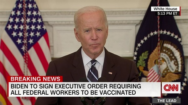 조 바이든 미국 대통령의 100인 이상 민간 사업장에 대한 코로나19 백신 접종 의무화 연설을 중계하는 CNN 갈무리.