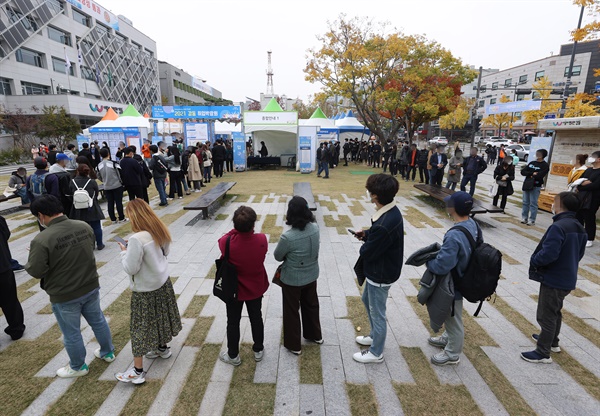 4일 오후 서울 강동구청 앞 잔디광장에서 열린 2021 강동 취업박람회에서 구직자들이 입장을 위해 줄을 서고 있다. 
