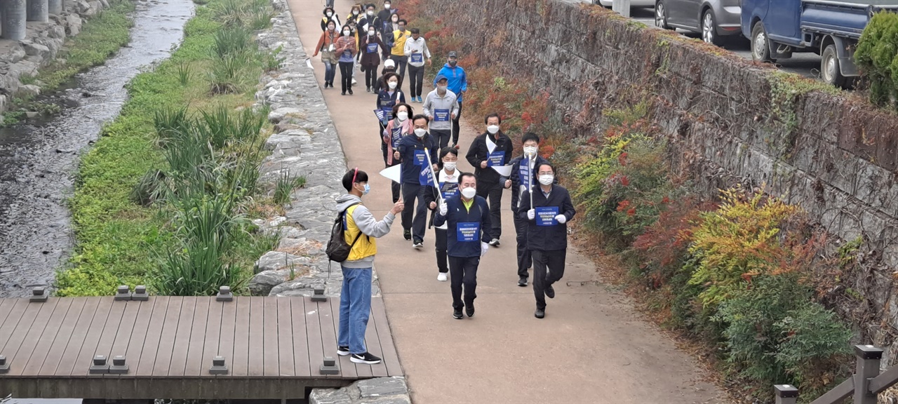 기적의 마라톤 참가자들이 공주 제민천 구간을 뛰고 있다. 