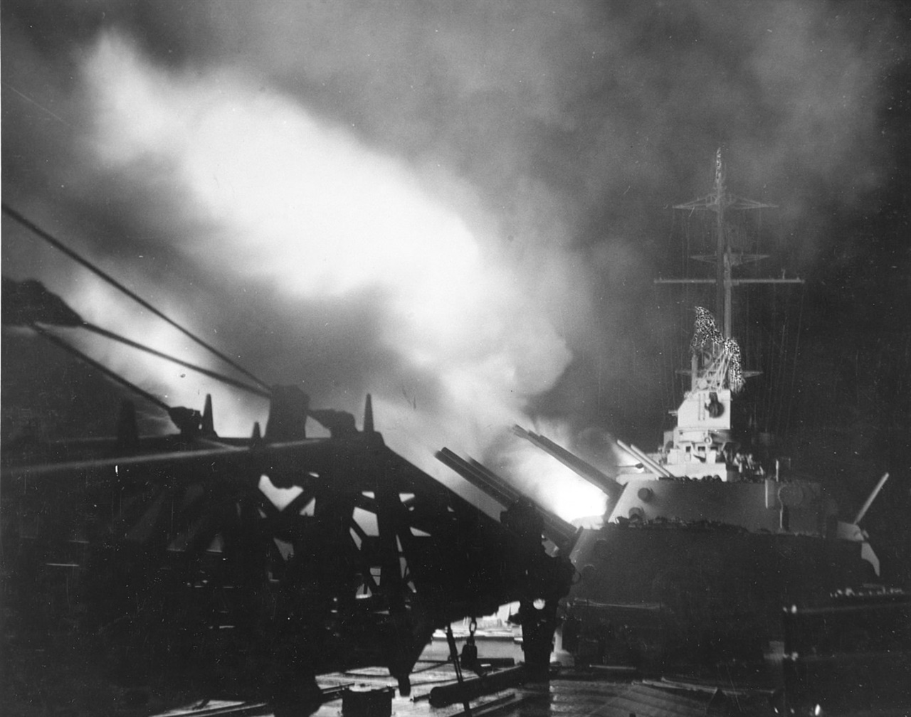 연합군은 함포사격, 지상에서의 포격, 공중에서의 공습 등 다방면에서의 화력전개로 일본군을 궁지에 몰아넣었다.