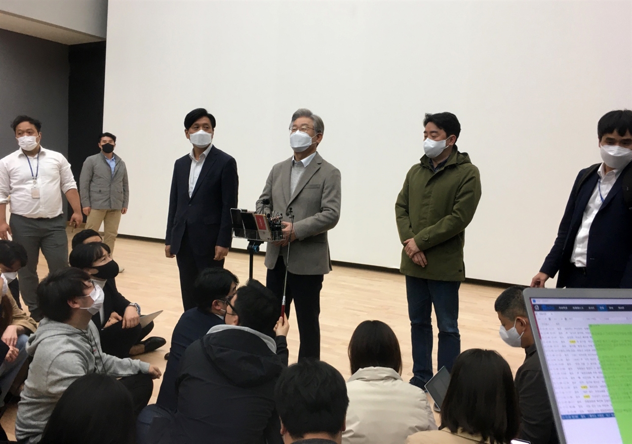 이재명 더불어민주당 대선 후보가 5일 오후 경북대학교에서 열린 대학생과의 대화가 끝난 후 기자들과 만나 윤석열 후보의 대선 후보 선출을 축하했다.
