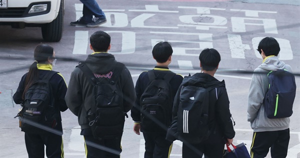 수도권을 포함한 전국의 유치원·초등·중·고등학교 학생들이 다음 달 22일부터 전면 등교한다. 10월 29일 오후 서울 시내 한 중학교 학생들이 하교하고 있다.