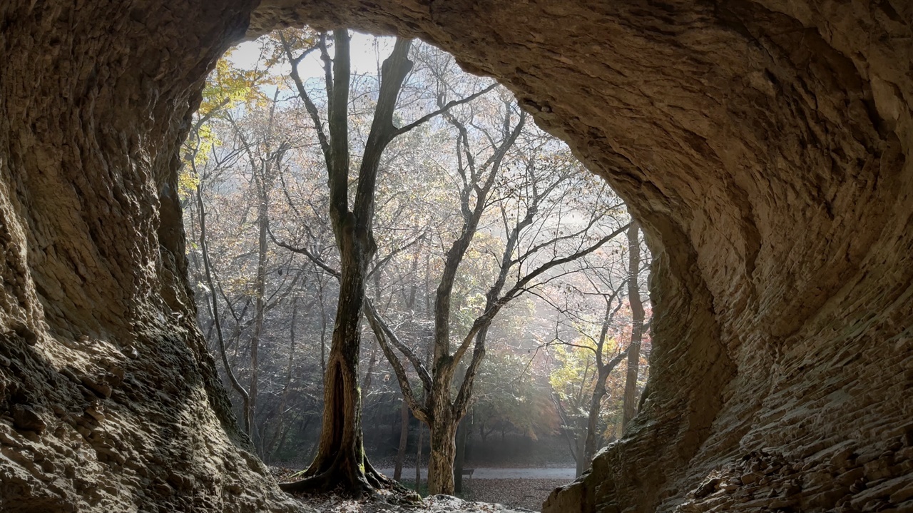   검단 선사에 의거 쫒겨난 용이 부딪혀 만든 동굴이라는 용문굴이다.