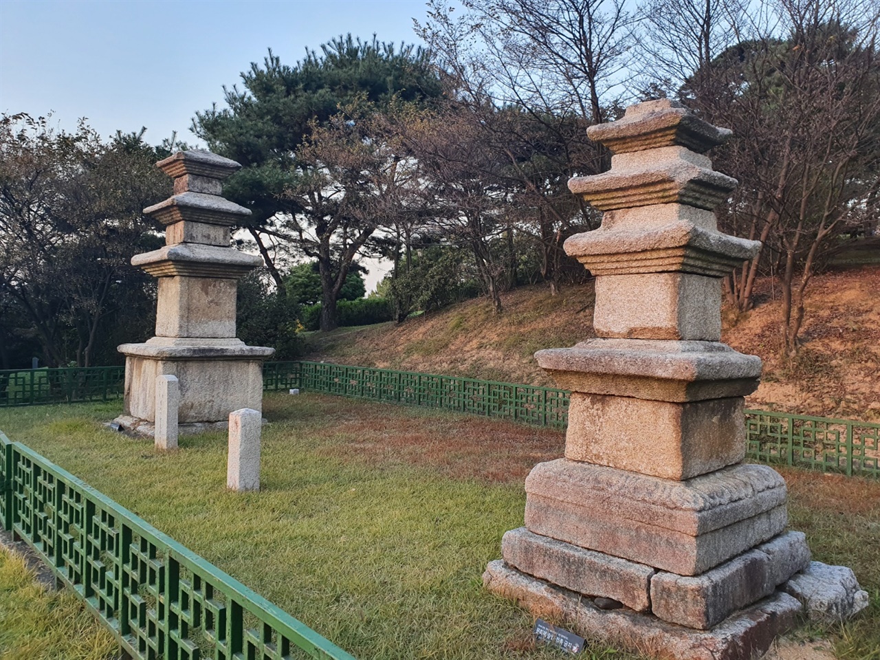 영월루 공원 아랫편에는 여주의 다른 곳에서 욺겨온 창리, 하리 삼층석탑이 있다. 각각 신라, 고려 시대에 조성된 탑으로 현재 보물로 지정되어 있다.