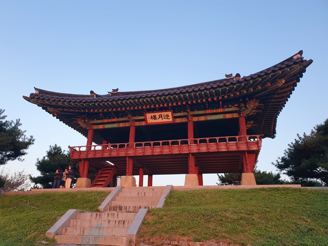 달을 맞이한다는 뜻을 가진 영월루는 본래 관청의 정문으로 쓰였지만 현재 남한강이 잘 내려다 보이는 언덕 위에 자리잡고 있다.