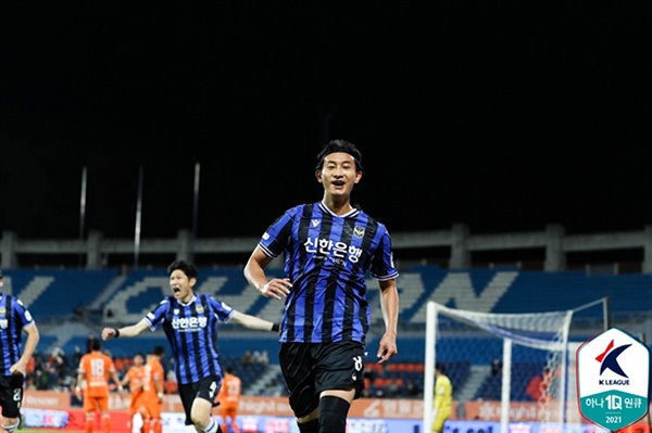 김현 인천의 스트라이커 김현이 K리그1 36라운드 강원전에서 동점골을 터뜨린 후 기뻐하고 있다. 