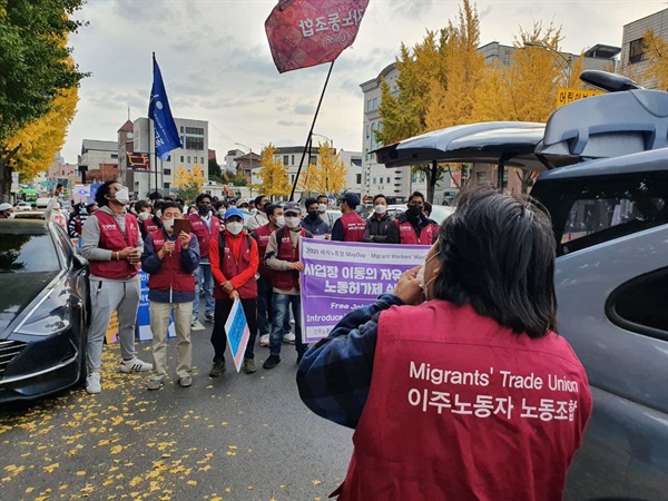 청와대 앞에서 마무리 발언을 하는 이주노동자노동조합 조합원. 더 나은 세상을 향한 이들의 외침은 많은 울림을 주었다.