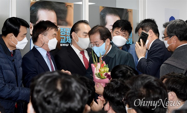 국민의힘 홍준표 의원이 8일 오전 서울 영등포구 여의도 BNB타워에서 열린 JP희망캠프 해단식에 참석하며 지지자들과 인사하고 있다.