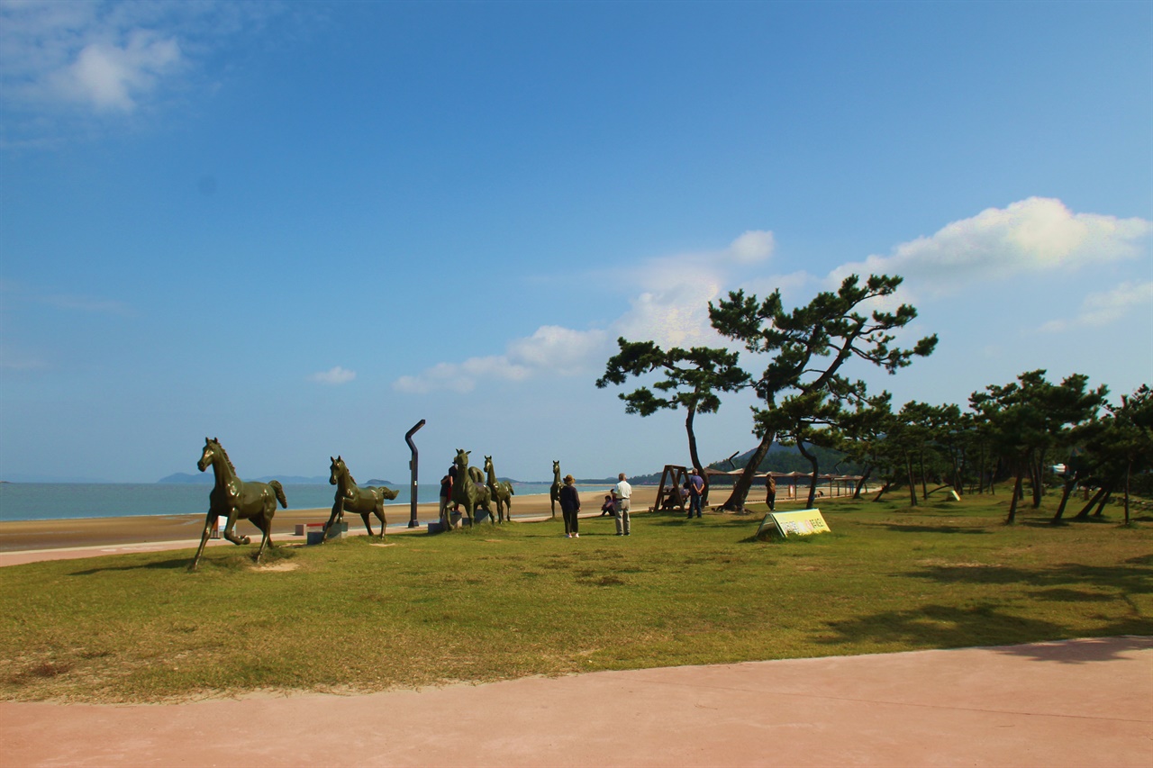 전남 신안군 임자도 대광해수욕장 앞, 말 조형물 모습