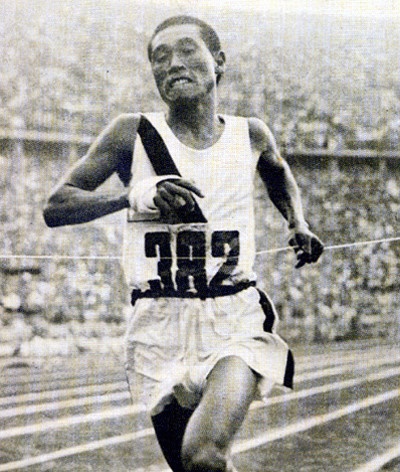 베를린 올림픽에서 손기정 선수가 역주 끝에 마라톤 세계 신기록을 기록하며 1위로 골인하고 있다. 