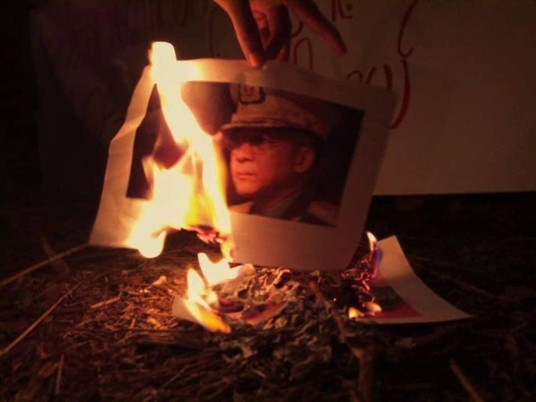 8일 떠닝라이주 다외 지역에서 젊은이들이 만아웅흘라잉의 사진을 불에 태우고 있다.