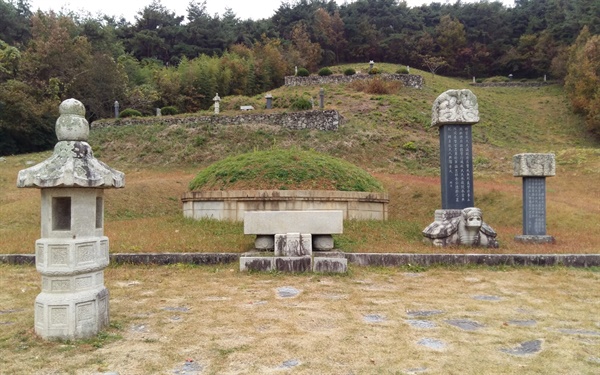 김덕령 장군 묘소. 1974년 배재마을 뒷산에서 이곳으로 이장하였다. 오른쪽에 금산전투에서 고경명 장군과 함께 순절한 형 김덕홍의 묘가 있고 왼쪽에는 동생 김덕보의 묘가 있다. 위쪽에는 조상들의 묘가 있다