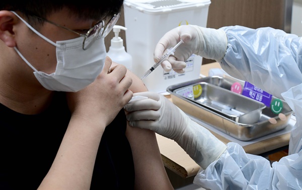 12~17세 소아·청소년에 대한 코로나19 백신 접종이 시작된 18일 서울 양천구 홍익병원에서 한 학생이 코로나19 백신접종을 하고 있다. 