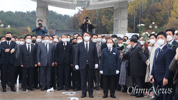 윤석열 국민의힘 대선후보가 10일 오후 광주 북구 국립5.18민주묘지를 방문해 참배하기 위해 들어서고 있다.