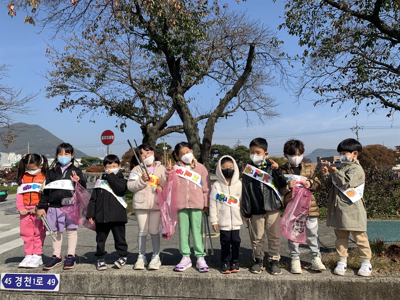 전북 순창군 한 어린이집 어린이들이 순창읍내를 돌며 청소를 했다.
