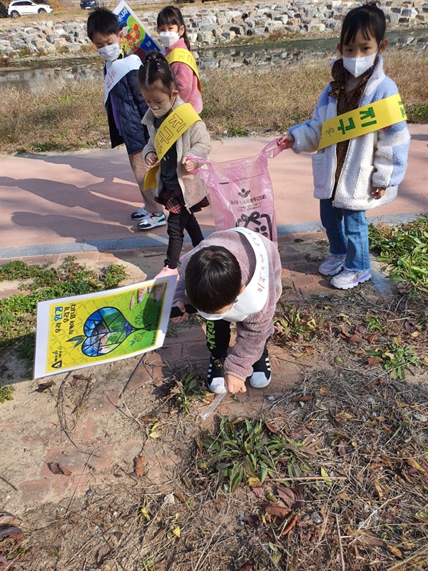 전북 순창군 한 어린이집 어린이들이 순창읍을 돌면서 청소를 했다.