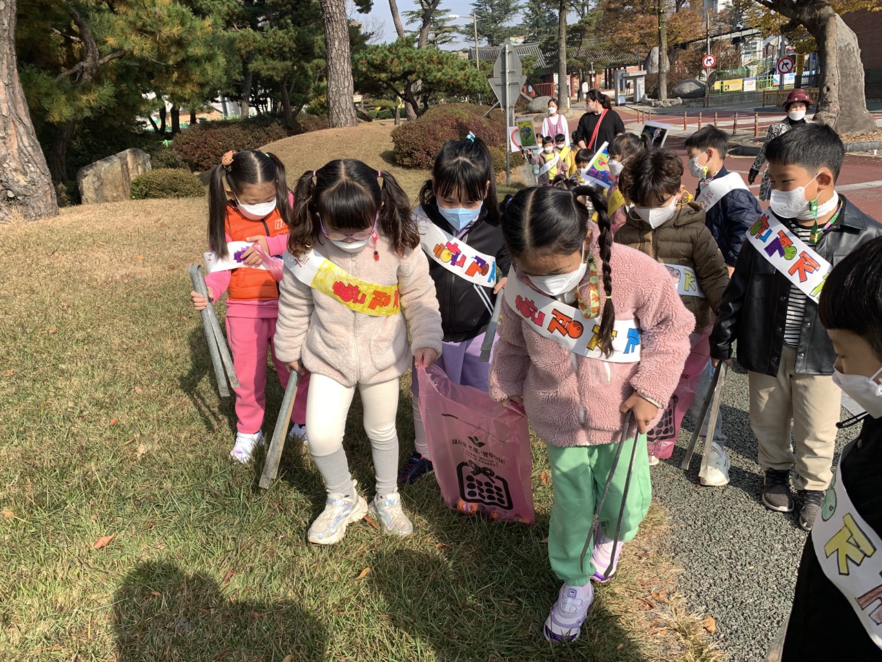 전북 순창군 한 어린이집 어린이들이 순창읍을 돌면서 청소를 했다.