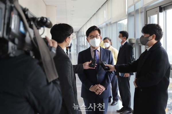대법원 선고 직후 시장실 앞 복도에서 언론 인터뷰 중인 송도근 사천시장. 