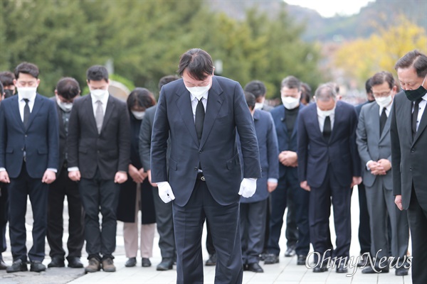 윤석열 국민의힘 대선 후보가 11일 경남 김해 봉하마을을 찾아 고 노무현 전 대통령 묘역을 참배했다.