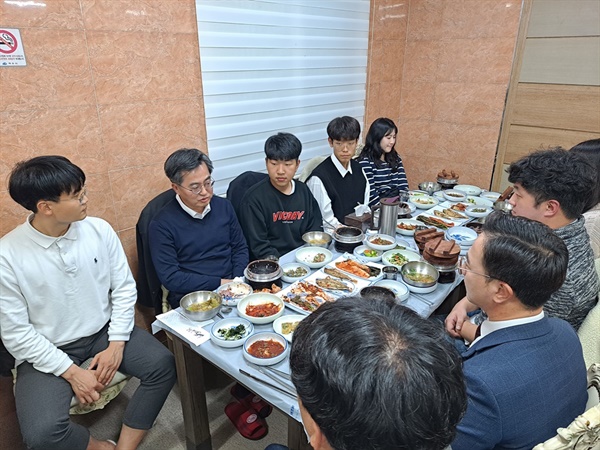 김동연 대선 후보가 지난 11일 여수의 한 식당에서 여수지역 시민·학생 등과 함께 저녁 식사를 같이하며 만남의 시간을 가졌다.