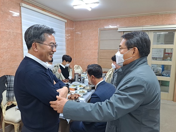 김동연 대선 후보가 지난 11일 여수의 한 식당에서 권오봉 여수시장을 반갑게 맞이해 눈길을 끌었다.

