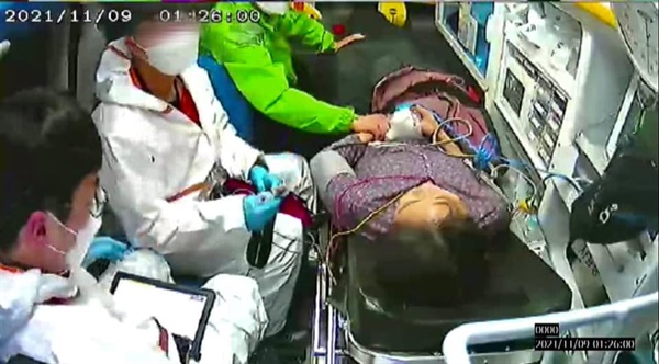 더불어민주당 이재명 대선 후보 측은 지난 9일 아내 김혜경씨가 낙상사고를 당해 병원으로 이송되는 당시의 모습이 담긴 폐쇄회로TV 캡처 화면을 12일 공개했다.