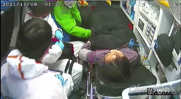 더불어민주당 이재명 대선 후보 측은 지난 9일 아내 김혜경씨가 낙상사고를 당해 병원으로 이송되는 당시의 모습이 담긴 폐쇄회로TV 캡처 화면을 12일 공개했다.  