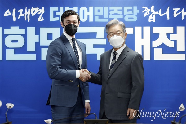 더불어민주당 이재명 대선 후보(오른쪽)가 12일 서울 여의도 중앙당사에서 존 오소프 미 상원의원을 접견, 악수하고 있다.