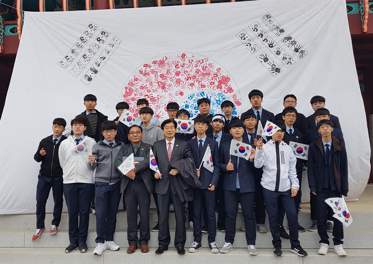 2019년 3.1공주만세운동 재현 행사당시 참여한 영명고 학생들.