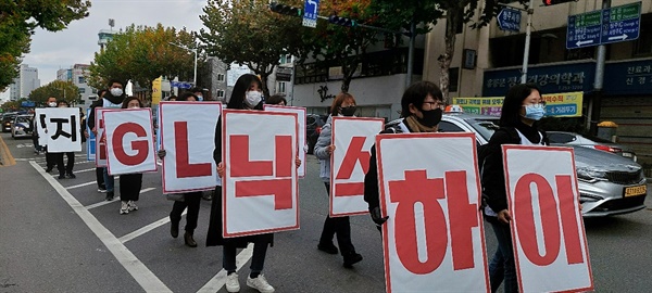 충북지역 시민사회노동단체는 12일 청주시청 앞에서 청주시 및 한범덕 시장을 규탄하는 결의대회를 열었다.
