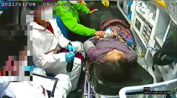 사진은 이해식 민주당 의원이 페이스북에 올린, 이재명 후보의 부인 김혜경 씨가 9일 낙상사고를 당해 119구급대의 도움을 받아 병원으로 후송되는 모습. 