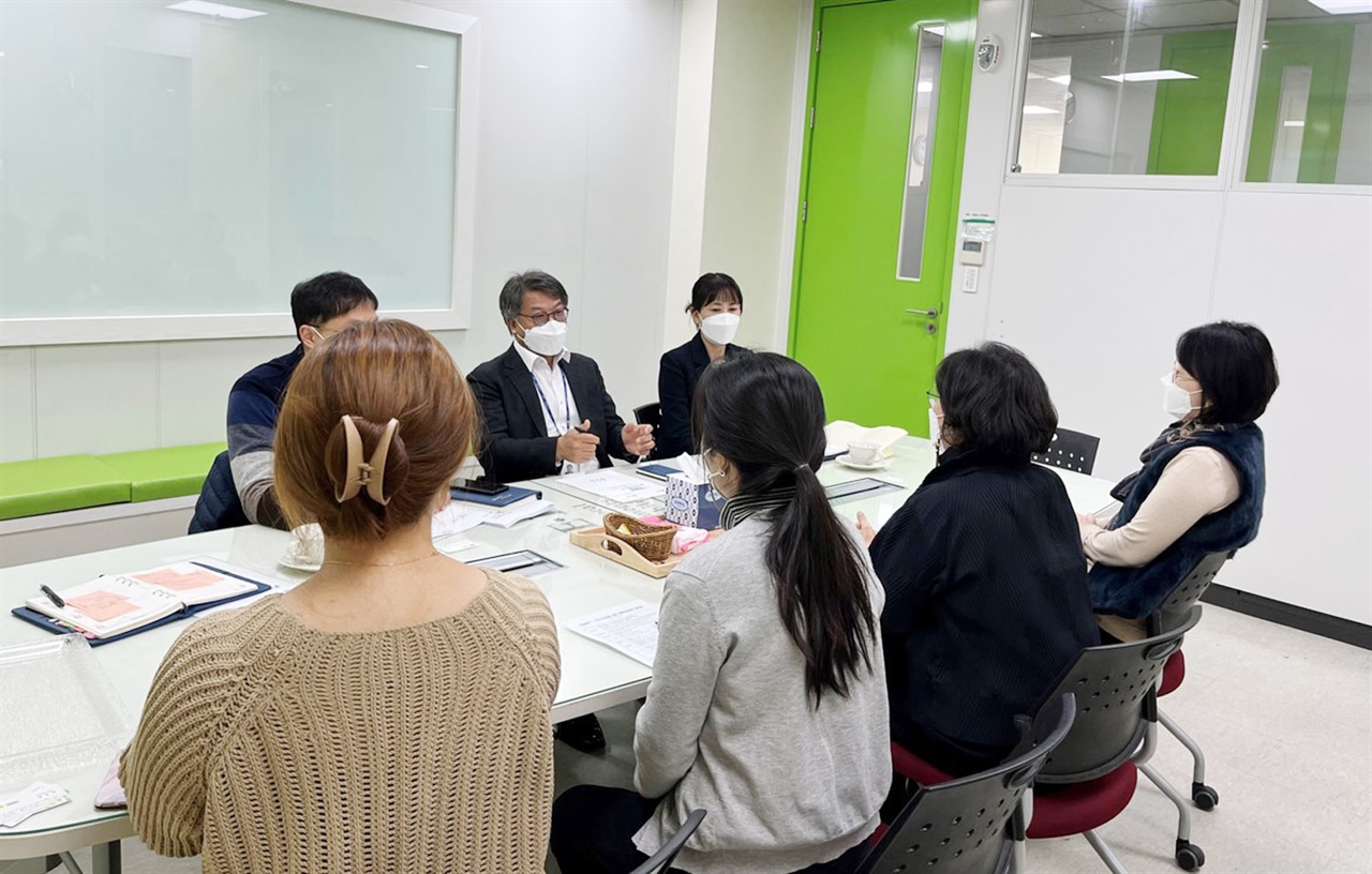 용인시 관계자들이 이클레이 한국사무소에서 가입 절차와 추후 활동 계획 등을 논의하고 있는 모습