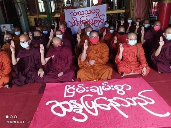 11일 밤 만달레이시 총승려회의 평화 기도회.