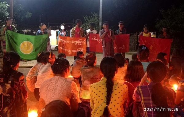 11일 밤 마그웨주 먀인구에서 현수막과 함께 촛불 시위