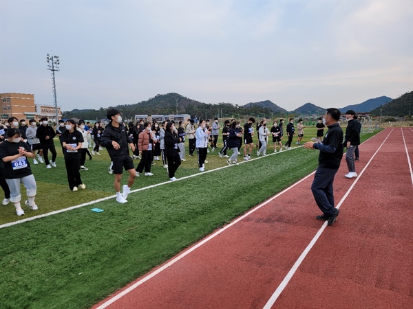 도초고등학교는 지난 11월 3일 제1회 동창기배 단축마라톤대회를 개최했다. 이 날 행사에서는 1학년과 2학년 전교생과 교직원이 4km를 완주했다.