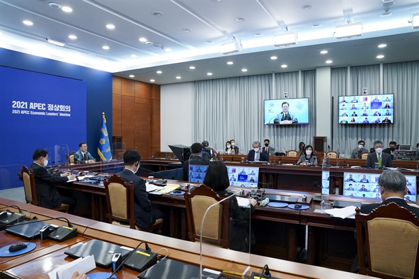 문재인 대통령이 12일 오후 청와대에서 화상으로 진행된 제28차 아시아태평양경제협력체(APEC) 정상회의에 참석, 발언하고 있다. 2021.11.12