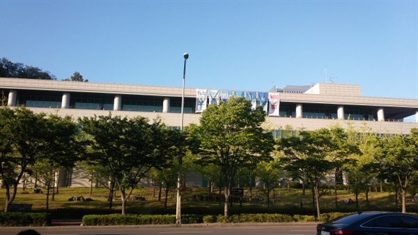 <박정희 대통령 기념도서관>은 논란 끝에 2012년 서울시 마포구 상암동에 건립되었다. 