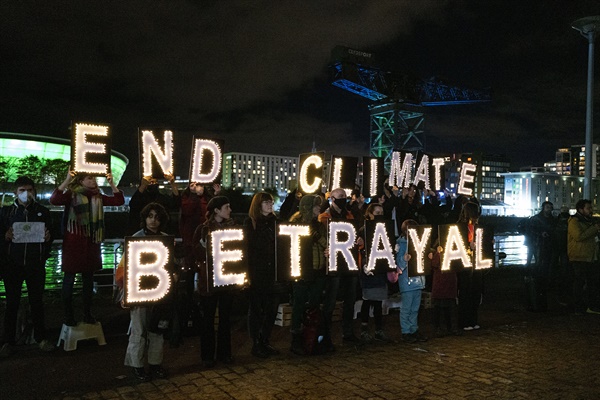 제26차 유엔기후변화협약 당사국총회(COP26) 정상회의가 열리는 영국 스코틀랜드 글래스고에서 2일(현지시간) 청소년 환경운동가들과 이들의 부모, 기후 변화 취약 지역 원주민들이 '기후 배신행위 끝내라'라는 글귀를 들고 시위를 벌이고 있다.